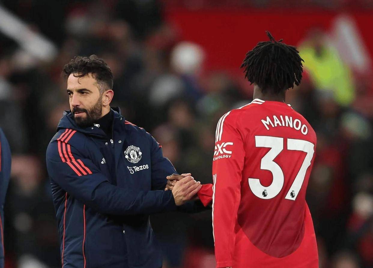 KAIYUN SPORTS阿扎伦卡遭遇十二持续失利，曼联教练压力巨大！全场沸腾不已(阿扎伦卡谈中国球员)